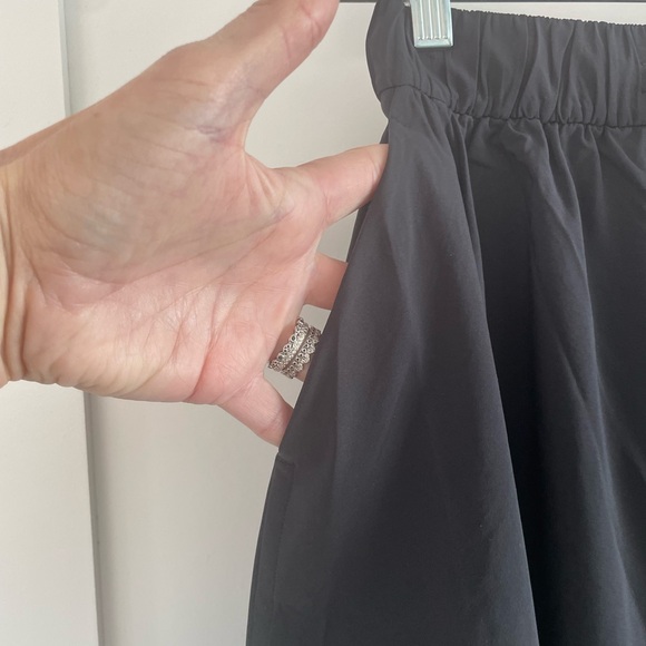 NWT Lulu Lemon High-Low Black Skirt. Size 6 - Picture 2 of 7